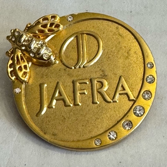 Jafra Gold Brooch with Crystal Accents - Picture 11 of 16